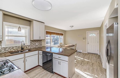 Forest Glen Apartment | Gorgeous 3-bedroom apartment in Jefferson Park, Chicago