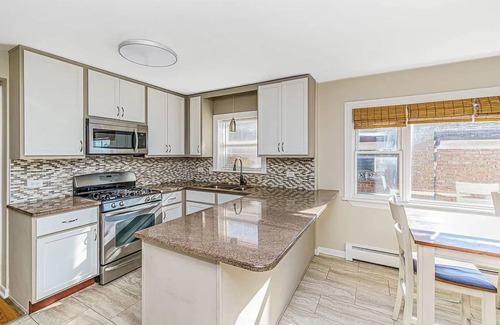 Forest Glen Apartment | Gorgeous 3-bedroom apartment in Jefferson Park, Chicago