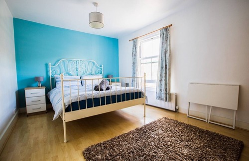 Reading City Centre Cottage | Gorgeous 3-Bedroom Cottage by the river in Reading