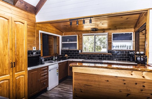 Blackbutt Cabin | Gorgeous 3 bedroom raked ceiling cabin
