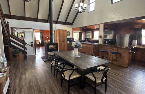 Blackbutt Cabin | Gorgeous 3 bedroom raked ceiling cabin