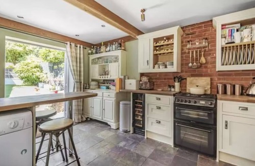 Eastleigh Cottage | Gorgeous 3 storey cottage. Pet friendly!n7 miles from Winchester.