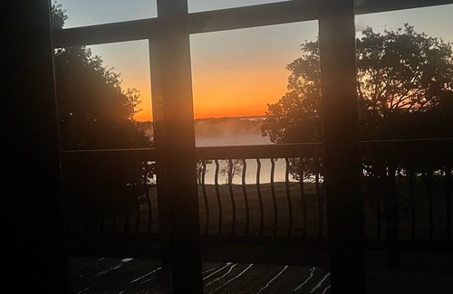 Kingston House | Gorgeous 3 story lake Texoma home on the water !