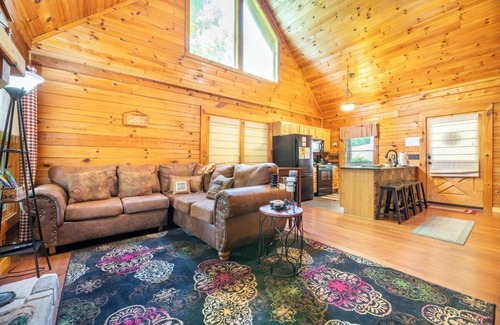 Sevierville Cabin | *Gorgeous 3BD Cabin Near LAKE w/Pool Access*
