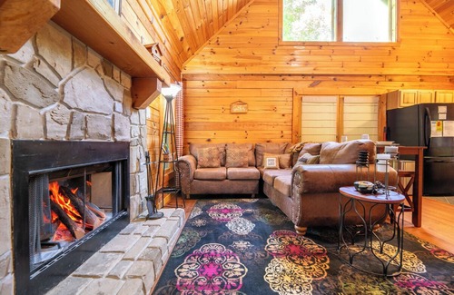 Sevierville Cabin | *Gorgeous 3BD Cabin Near LAKE w/Pool Access*