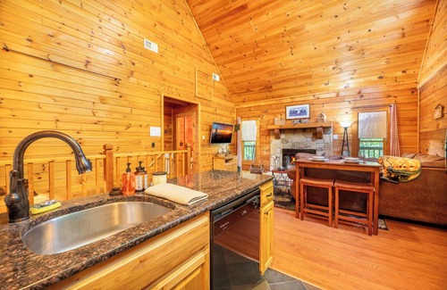 Sevierville Cabin | *Gorgeous 3BD Cabin Near LAKE w/Pool Access*
