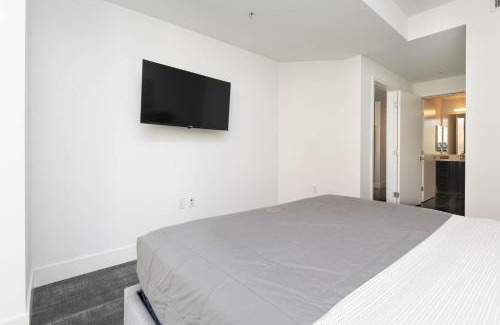 Downtown Los Angeles Apartment | Gorgeous 3BR High-Rise with Pool, Spa & City Views