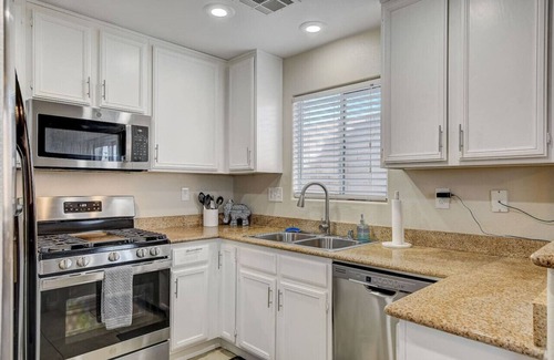 Enterprise House | Gorgeous 3BR Home Near Vegas Strip/Raider King Bed