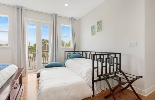 Croissant Park House | Gorgeous 4 bed/4 bath @ Endless Summer