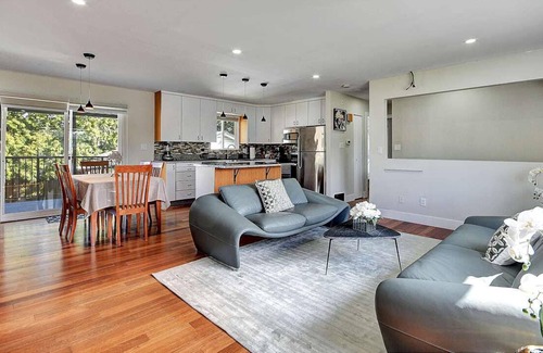 Guildford House | Gorgeous 4 Bedroom, 2 Washroom House