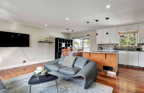 Guildford House | Gorgeous 4 Bedroom, 2 Washroom House