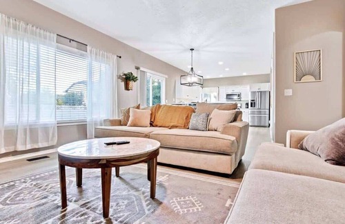 Meridian House | Gorgeous 4 bedroom Home in Meridian