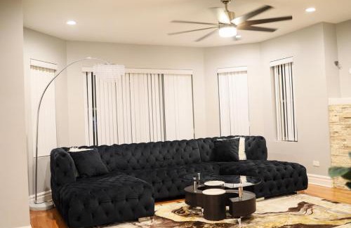 South Shore Apartment | Gorgeous 4BDR in Chicago,15mins from DWTN