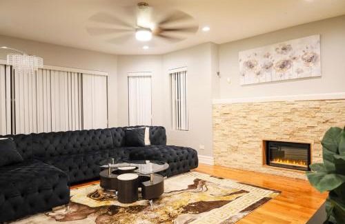 South Shore Apartment | Gorgeous 4BDR in Chicago,15mins from DWTN