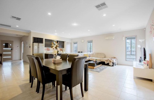 Point Cook House | Gorgeous 4BR home in Point Cook
