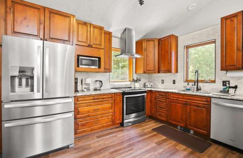 Alma House | Gorgeous 4BR Home with an Amazing Mountain Setting