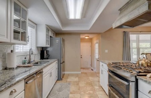 Bozeman House | ★GORGEOUS! 4BR, Large Fenced Yard, Dog-Friendly!★