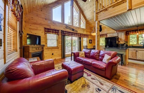 Intervale Cabin | Gorgeous 4BR Log Home Near Storyland & N. Conway. AC, Large Deck, Dog friendly