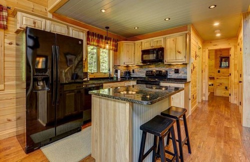 Intervale Cabin | Gorgeous 4BR Log Home Near Storyland & N. Conway. AC, Large Deck, Dog friendly