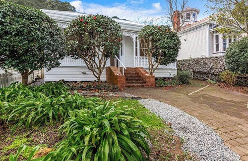 Mount Eden House | Gorgeous 4BR Mt Eden Retreat Villa