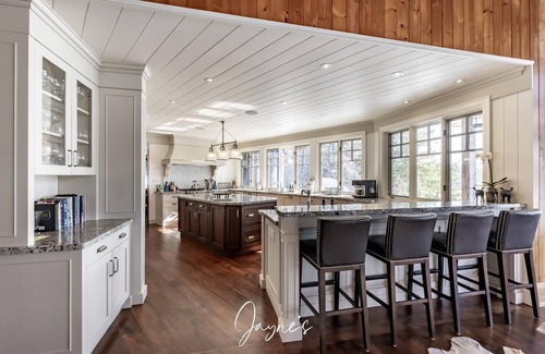 Seguin Cottage | Gorgeous 6 bedroom | 6 bathroom cottage with living quarters in Boathouse!
