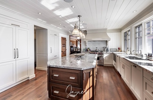 Seguin Cottage | Gorgeous 6 bedroom | 6 bathroom cottage with living quarters in Boathouse!