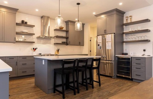 East Kootenay Ski Chalet | Gorgeous 6 Bedroom with 2 Hot Tubs