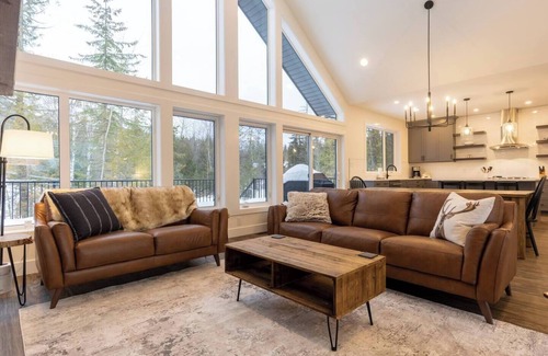 East Kootenay Ski Chalet | Gorgeous 6 Bedroom with 2 Hot Tubs