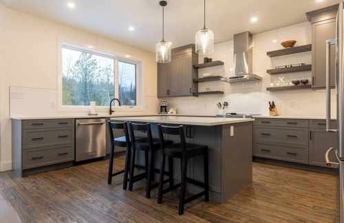 East Kootenay Ski Chalet | Gorgeous 6 Bedroom with 2 Hot Tubs