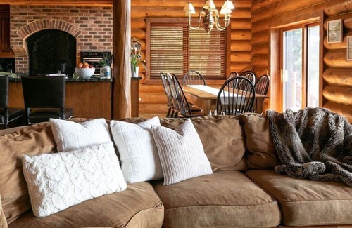 Wautoma Cabin | Gorgeous 7 bdrm loglodge fireplaces sauna hottub kayaks paddleboards boats