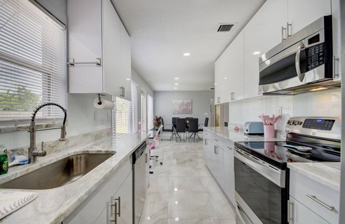 Lake Worth House | Gorgeous and modern home tastefully decorated near Lake, Downtown and Beaches