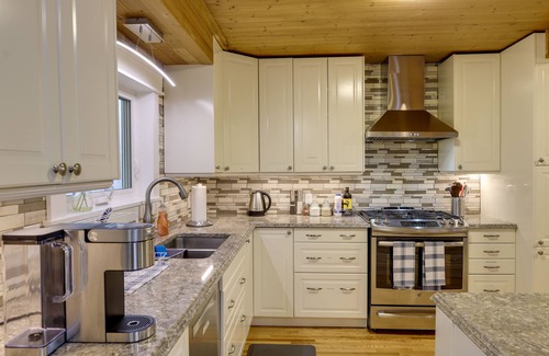 Victoria Harbour Cottage | Gorgeous and spacious Winfield Chalet just steps away from Georgian Bay!