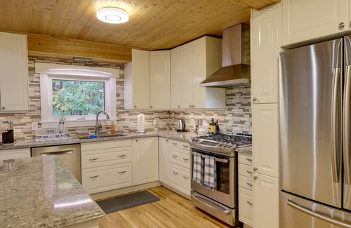 Victoria Harbour Cottage | Gorgeous and spacious Winfield Chalet just steps away from Georgian Bay!