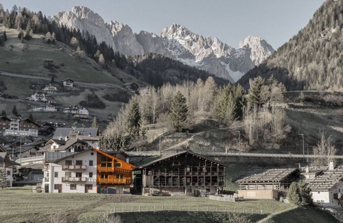 Selva di Val Gardena Apartment | Gorgeous Apartment Close to Ski Lifts with Wi-Fi, Parking and Garden