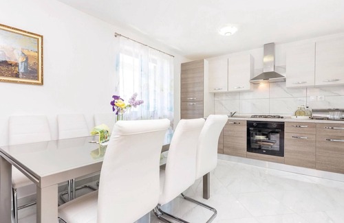 Klanfari Apartment | Gorgeous apartment in Dramalj with WiFi