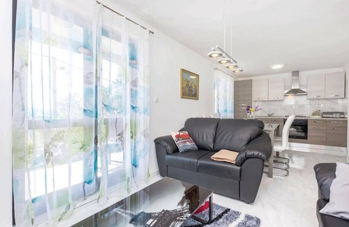 Klanfari Apartment | Gorgeous apartment in Dramalj with WiFi