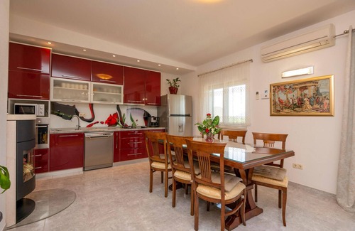 Sestanovac Apartment | Gorgeous apartment in Kresevo with WiFi