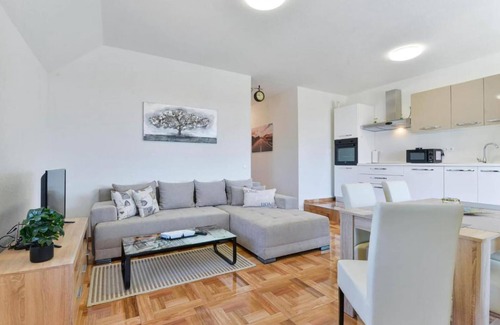 Gornji Karin Apartment | Gorgeous apartment in Obrovac with WiFi