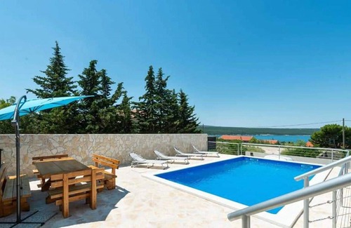 Gornji Karin Apartment | Gorgeous apartment in Obrovac with WiFi