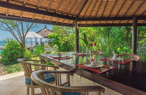 Banjartegehe Villa | Gorgeous beachfront Villa Jasmine, Lovina!