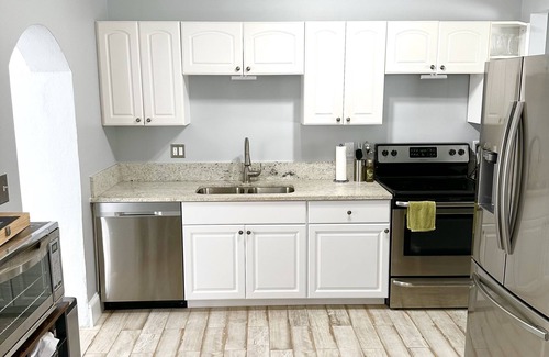 Midtown House | Gorgeous beach bungalow just steps from the beach!