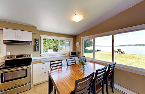 Regional District of Nanaimo House | Gorgeous Beach House on Vancouver Island