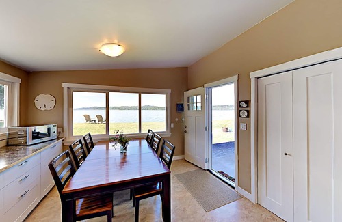 Regional District of Nanaimo House | Gorgeous Beach House on Vancouver Island