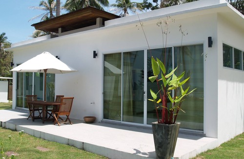 Thong Krut Villa | Gorgeous Beachfront 2 bedroom Bungalow