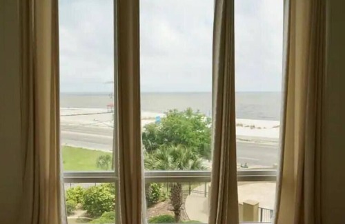 Gulfport Condo | Gorgeous Beachfront Condo with nocean views