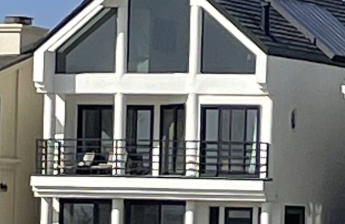 Harbor House | Gorgeous Beachfront Long Beach Peninsula/Naples S. L.A. 22 miles from Disneyland