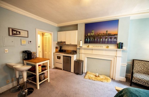 Beacon Hill House | Gorgeous Beacon Hills Studio next to State house