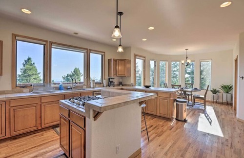 Evergreen Cabin | Gorgeous Bear Mountain | Hot Tub & WFH Friendly