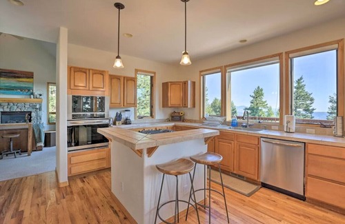 Evergreen Cabin | Gorgeous Bear Mountain | Hot Tub & WFH Friendly