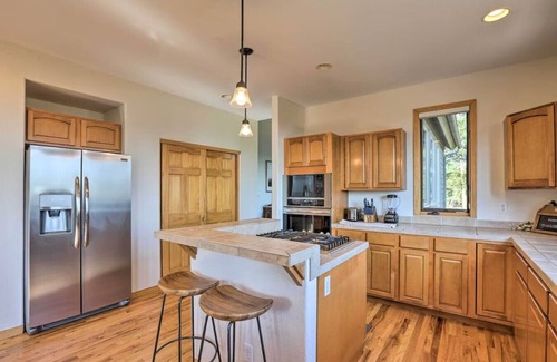Evergreen Cabin | Gorgeous Bear Mountain | Hot Tub & WFH Friendly